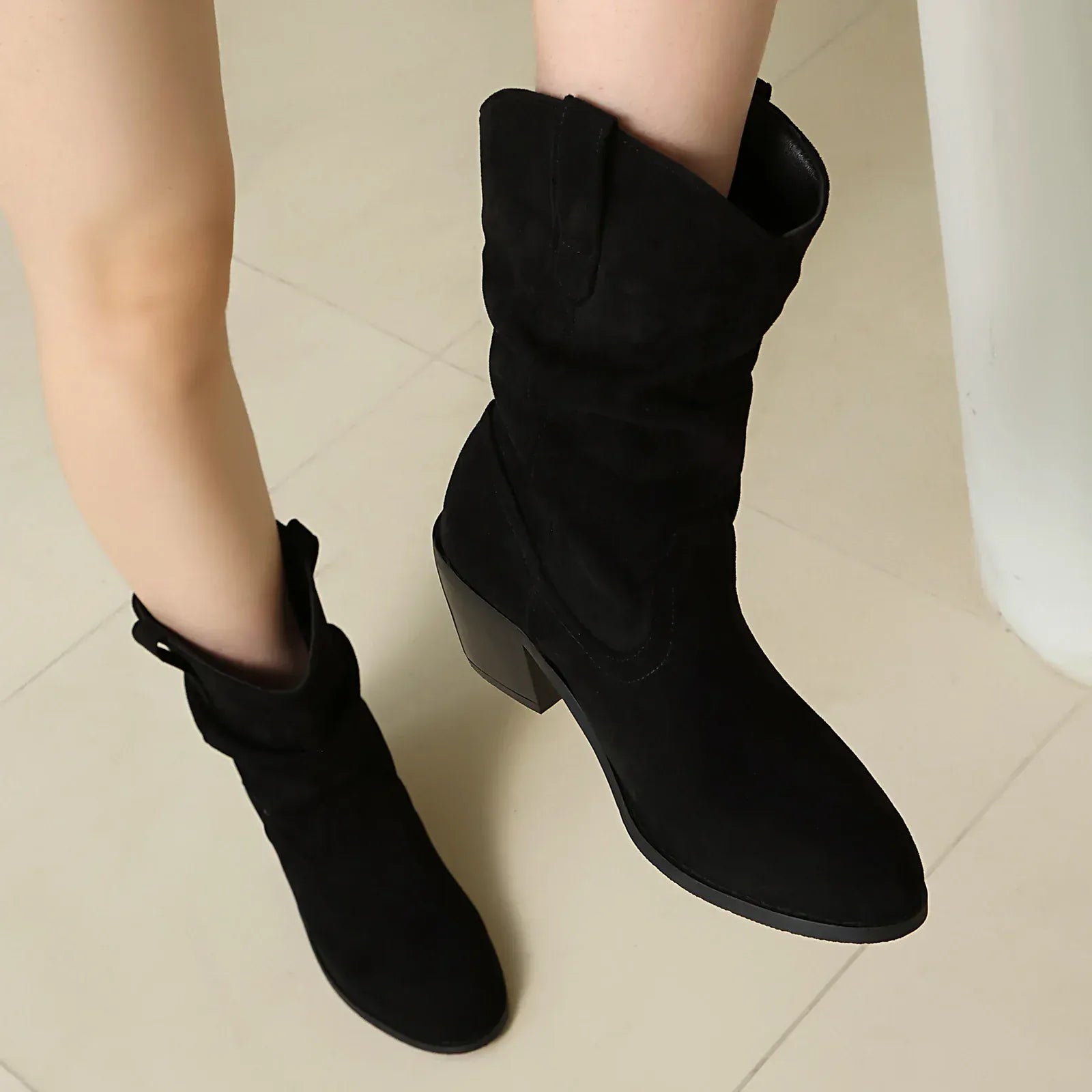 Cowboyboots i mjuk mocka med rynkad skaftdesign