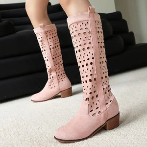 Cowboyboots i mocka med utskuret mönster och rund tå