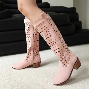 Cowboyboots i mocka med utskuret mönster och rund tå
