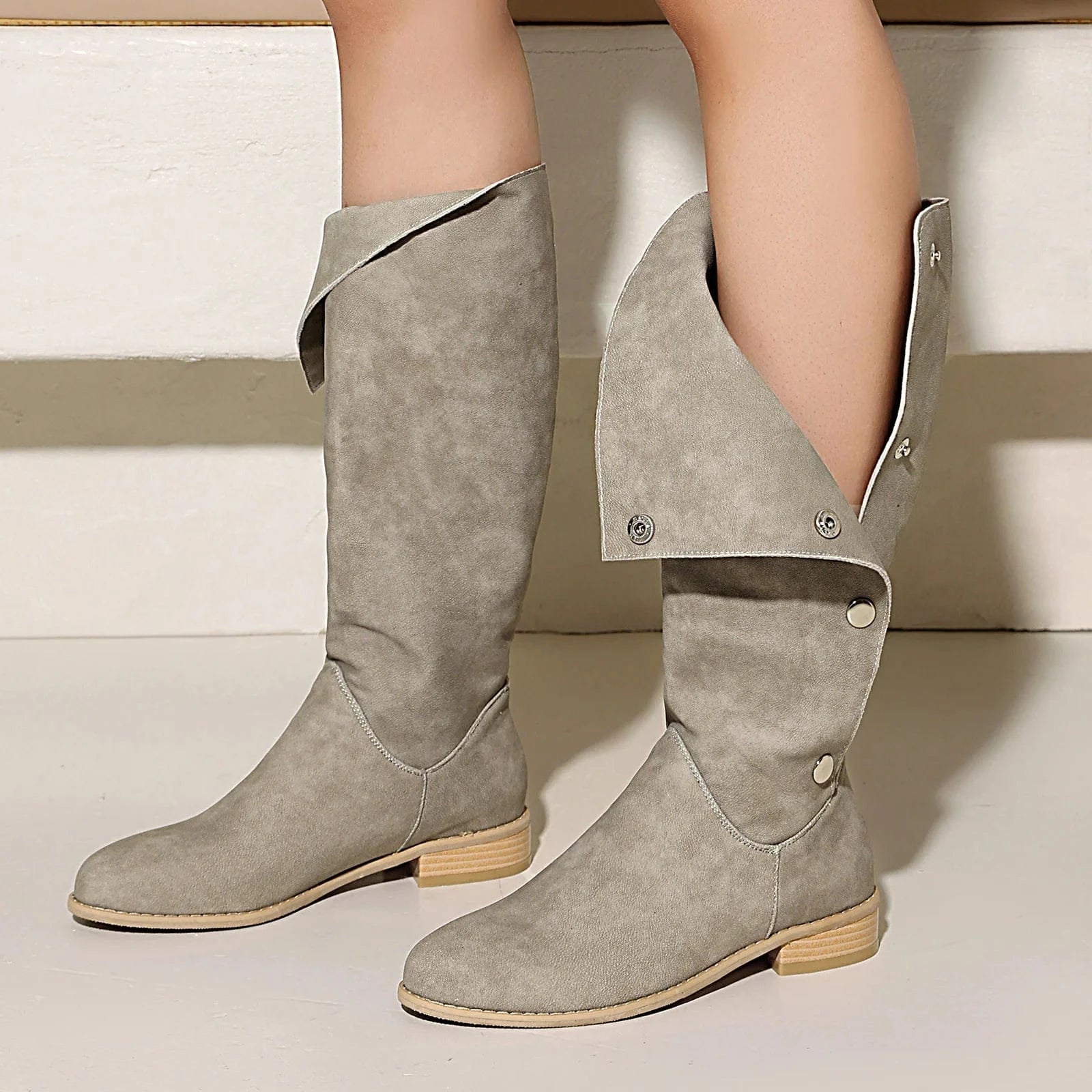 Cowboyboots i mockalook med knappar och bred skaftöppning