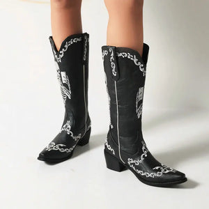 Cowboyboots med broderad skelettdesign och chunky klack