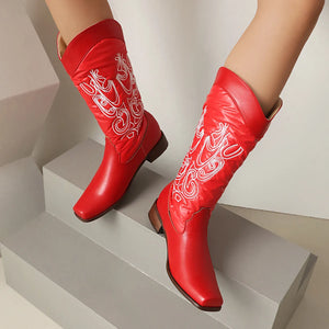 Cowboyboots med elegant broderi och glansig yta