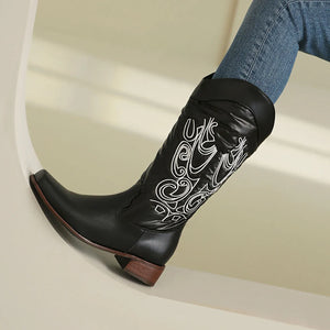 Cowboyboots med elegant broderi och glansig yta