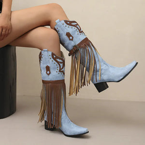 Cowboyboots med fransar och dekorativt spänne i vintage-stil