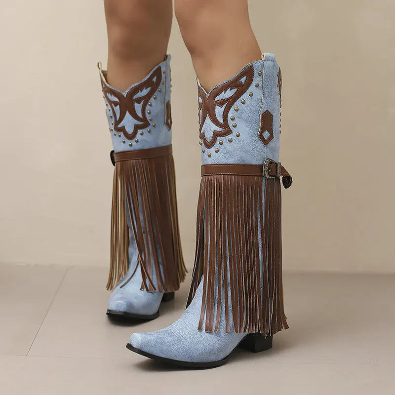 Cowboyboots med fransar och dekorativt spänne i vintage-stil