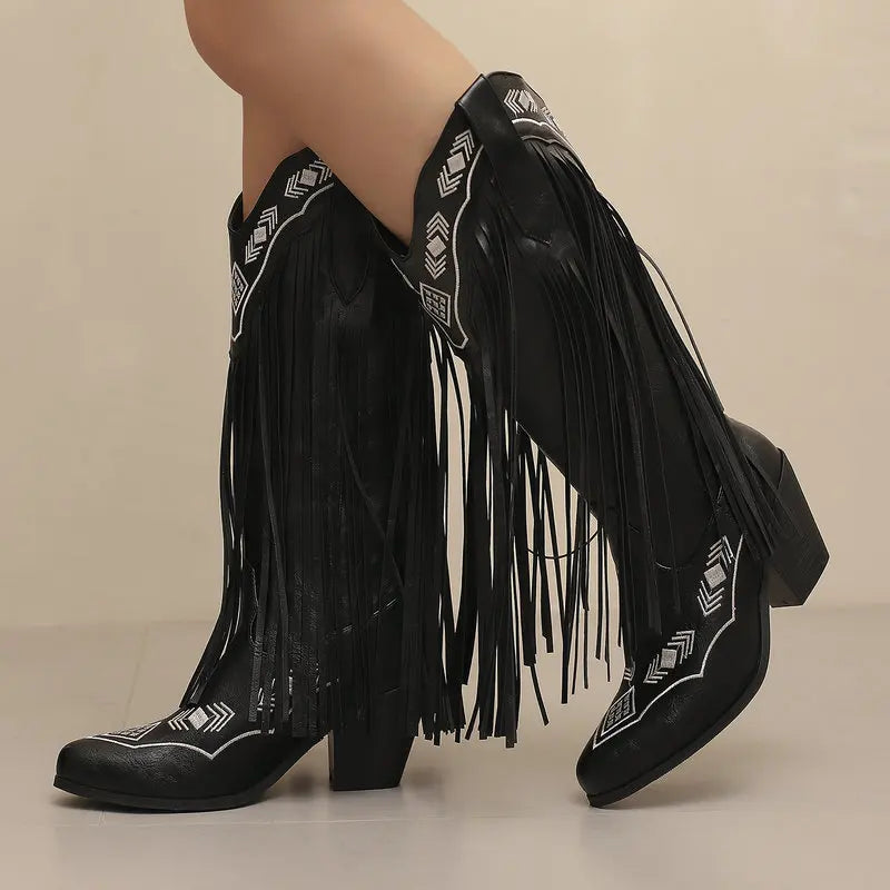 Cowboyboots med tofsar i mjukt läder och broderade detaljer