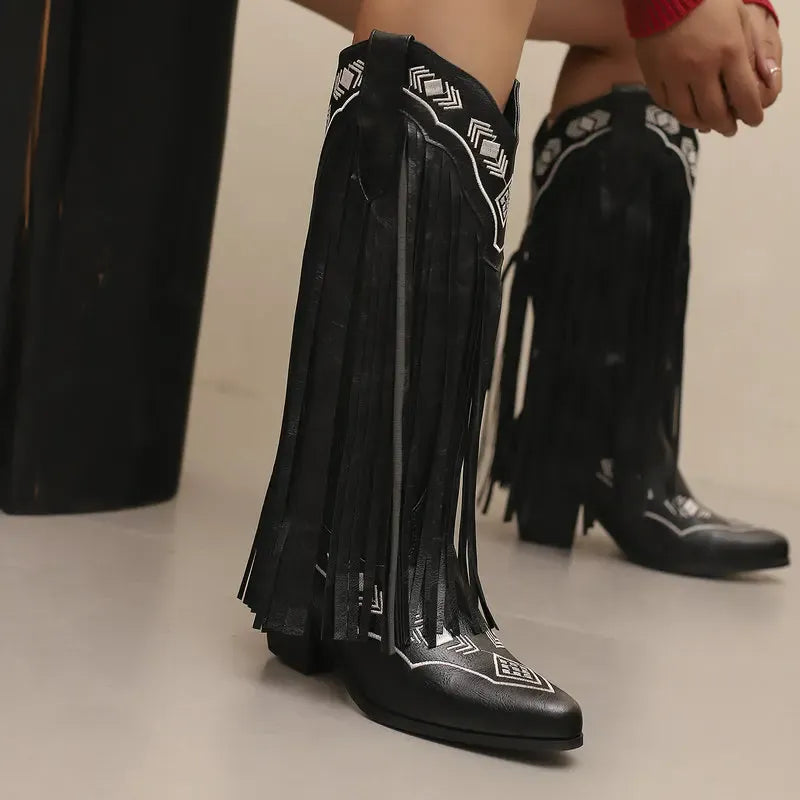 Cowboyboots med tofsar i mjukt läder och broderade detaljer