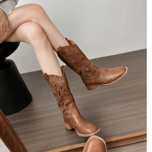 Cowboyboots med utskuren brodyr och stabil klack 4.5 cm