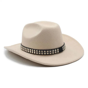 Cowboyhatt i filt med elegant nitbälte