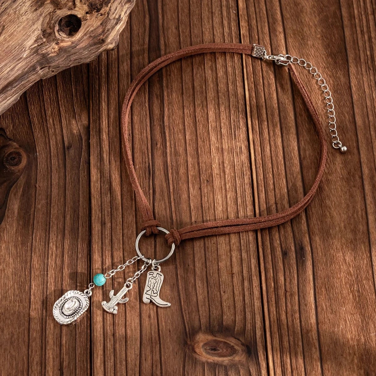 Cowgirl-halsband i mocka med berlocker Brun och silver