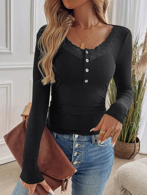 Figursydd blus med spets och V-ringning