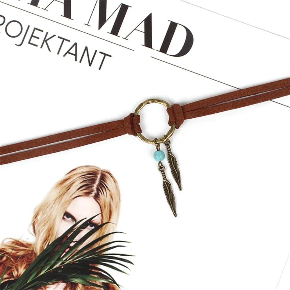 Halsband med ring och fjädrar