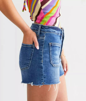 Högmidjade jeansshorts med knappgylf för dam