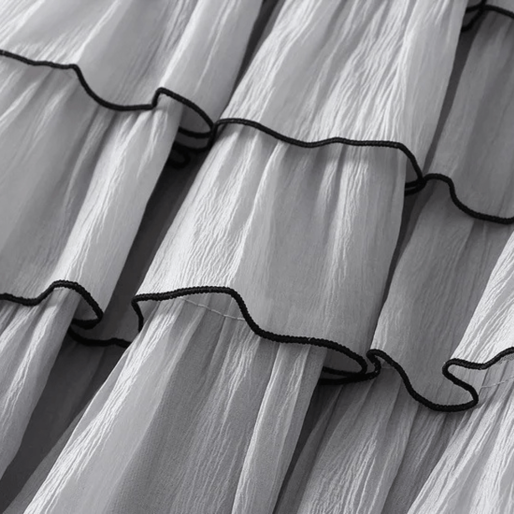 Kjol i våder med svarta kantband
