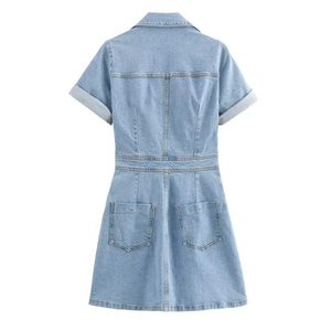 Kort denimklänning med knappar