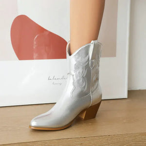 Låga cowboyboots i glänsande läderlook med broderi