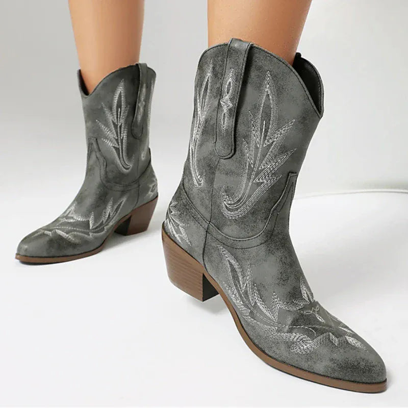 Låga cowboyboots med broderad design och mjuk mockalook