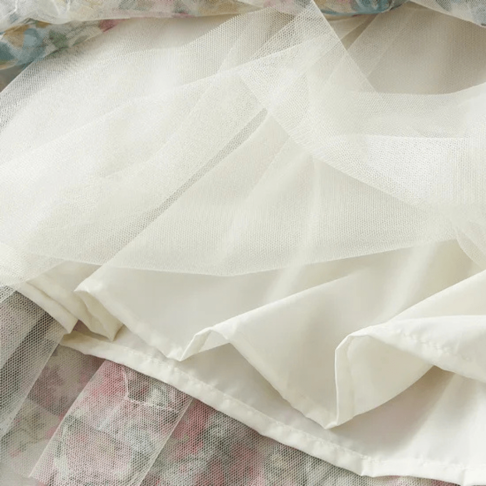 Lång tyllkjol med blommönster och volanger