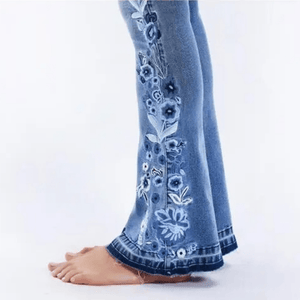 Ljusblå utsvängda jeans dam med blombroderi