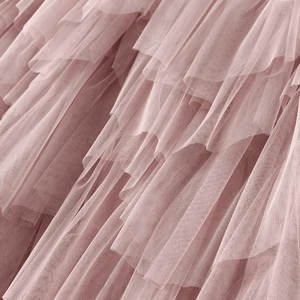 Maxikjol med en böljande kaskad av tyll