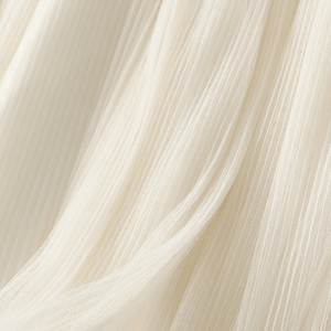 Romantisk midikjol i plisserad tyll med en bård av handgjorda rosor