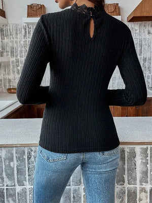 Stickad blus med spets