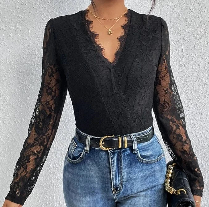 Svart blus i blommig spets