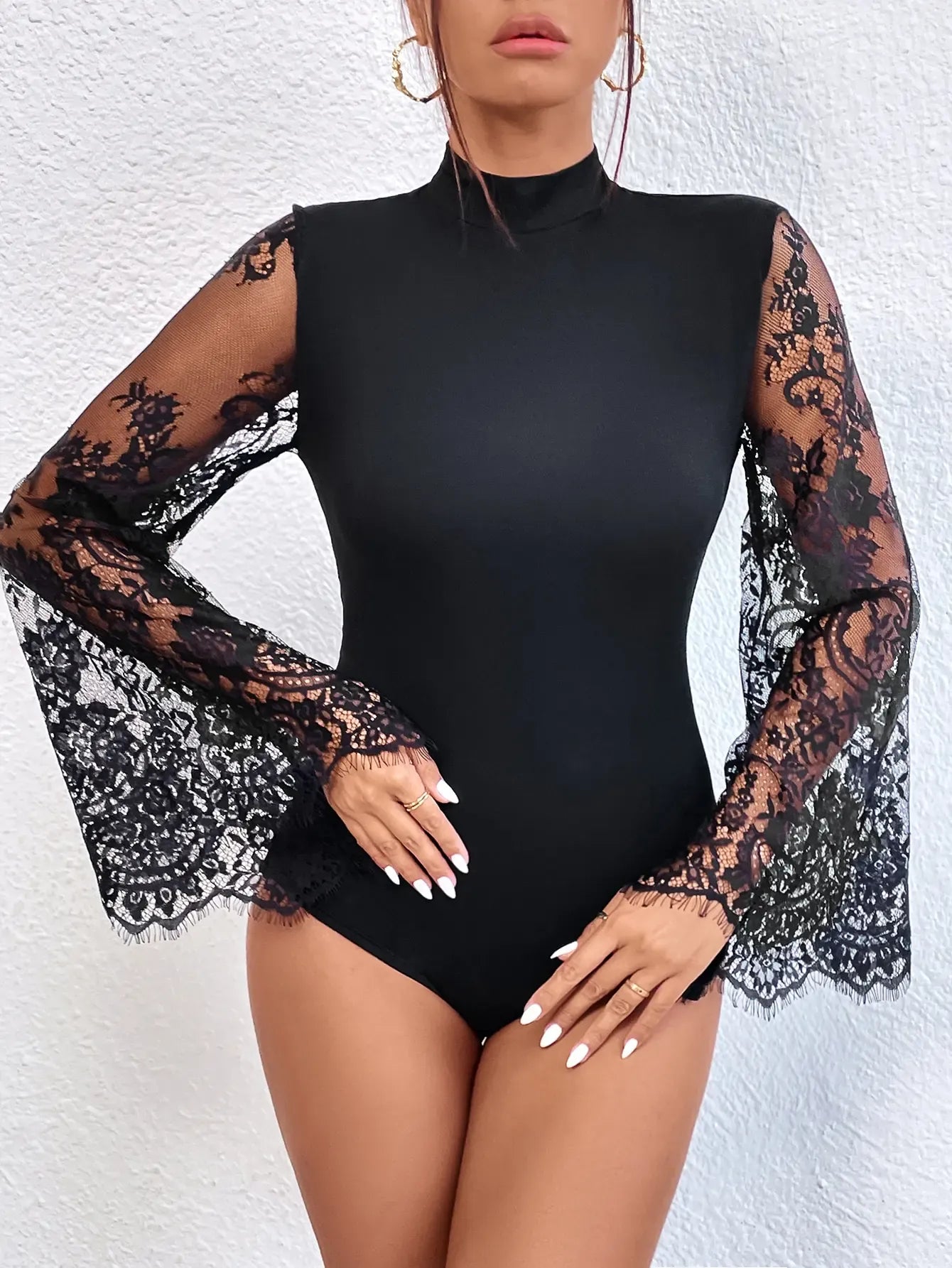 Svart bodyblus med spetsärmar