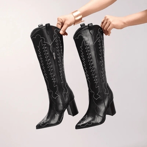 Svart Cowboyboots med broderade detaljer och 10cm blockklack