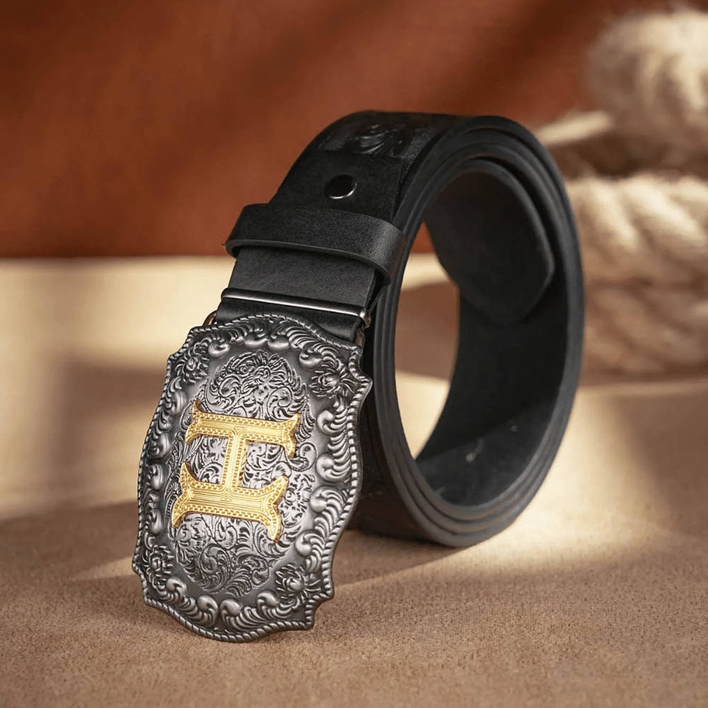 Svart westernbälte med Graverat Mönster och Initialspänne i Metall