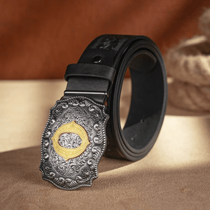 Svart westernbälte med Graverat Mönster och Initialspänne i Metall
