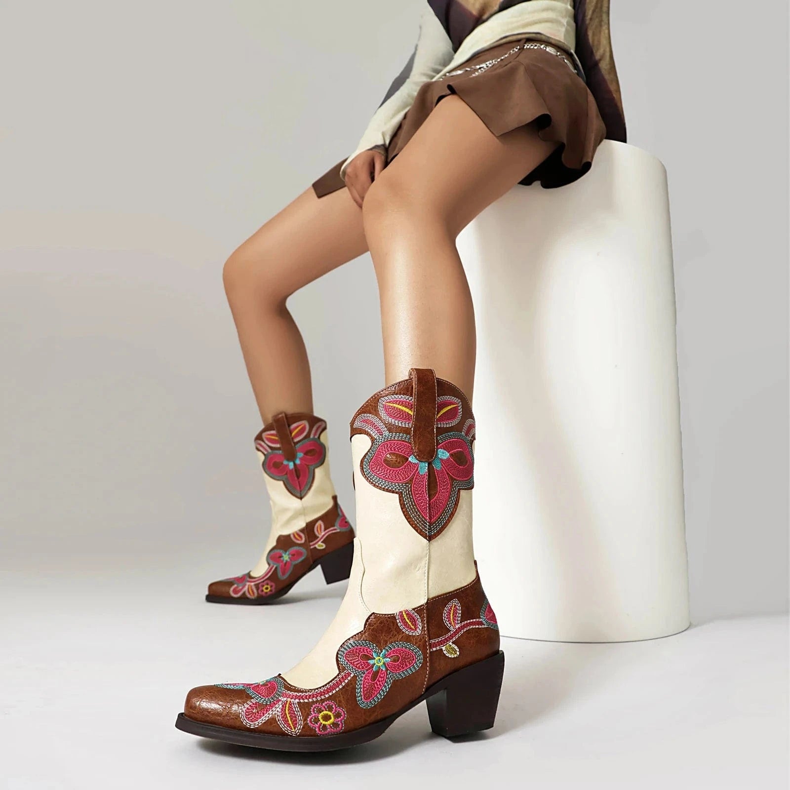 Tvåfärgade Höga Cowboyboots med Blommigt Broderi för Dam