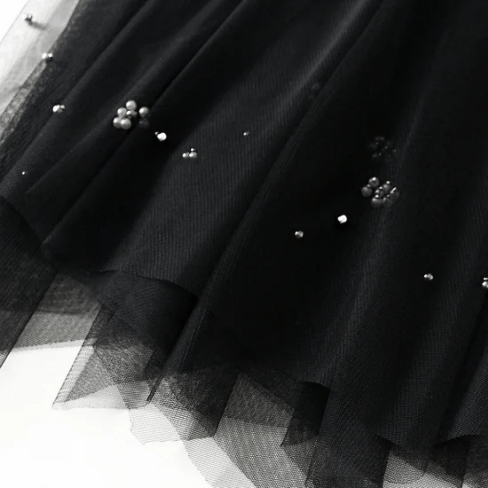 Tyllkjol med pärlbroderi och asymmetrisk fåll