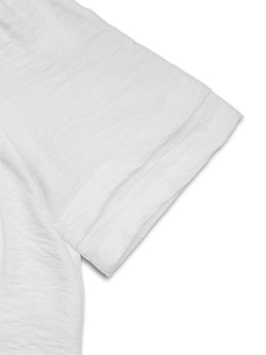 Vit crêppad blus med blommiga applikationer