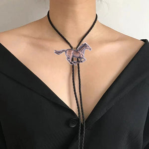 Western Bolo Tie med galopperande häst